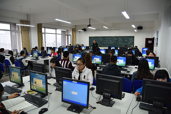 插图3 电子商务专业实训室.jpg